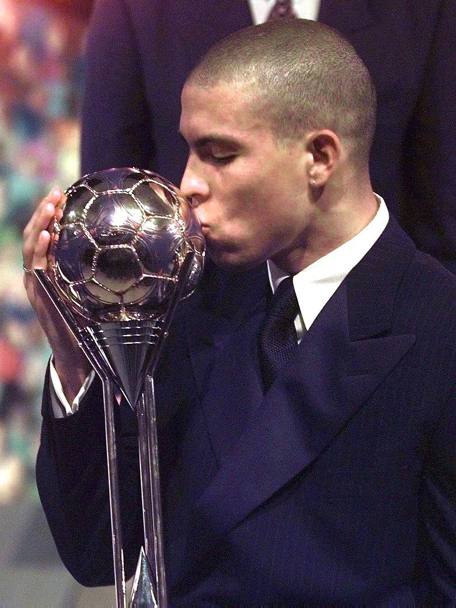 Ronaldo mentre bacia il suo primo Pallone d’oro conquistato nel 1997 (Ansa)
